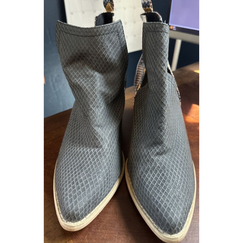 Arider Girl Size 9 M Faux SNAKE Western Stacked Leather Heel Ankle Booties